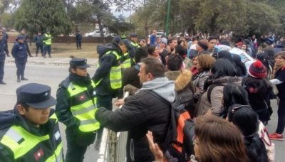 Enfrentamiento entre maestros y policías en las puertas del Grand Bourg